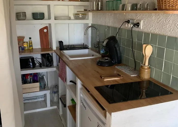 300m De La Апартаменты *